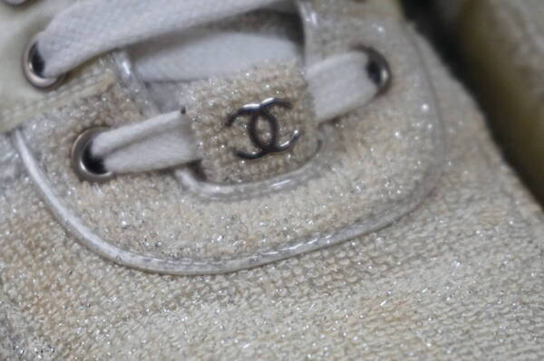 CHANEL シャネル の ラメゴールド パイル地 デザインで創られた 24.5センチ スニーカー シューズ 靴 です。綺麗です。”11522