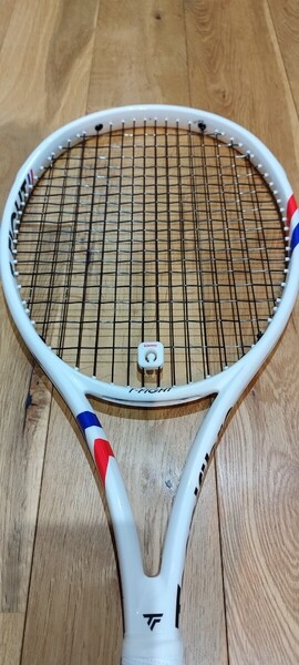 美品 テクニファイバー 2025年度 T-FIGHT 300 面100フェイス 16×19 300グラム グリップサイズ2