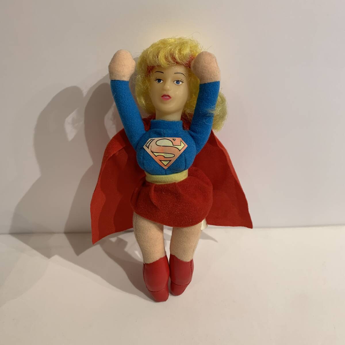 スーパーマンのカッコよさといえば、風でたなびく真っ赤なマント