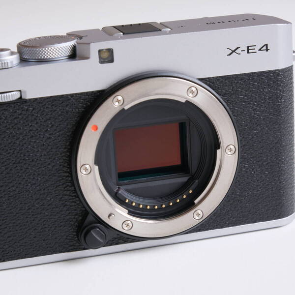 おまけ有FUJIFILM X-E4 ボディ シルバー 箱付 ミラーレスカメラ 充電器 ストラップ 富士フィルム