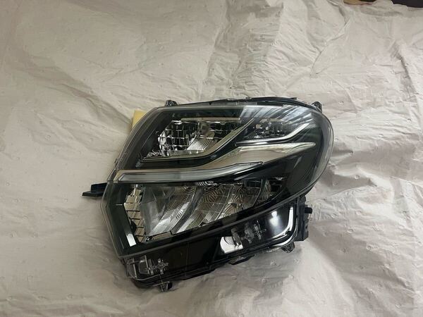ダイハツ タントカスタム LA650S LEDヘッドライト 左 100-69075