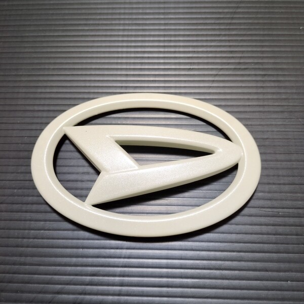 ダイハツエンブレム ホワイトパール ダイハツ純正加工品 ムーヴ タント タントカスタム 13㎝ DAIHATSU