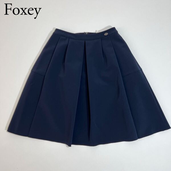 美品 FOXEY NEW YORK フォクシーニューヨーク ボックスプリーツスカート フレアスカート 膝丈 ロゴプレート ネイビー 38 レディース