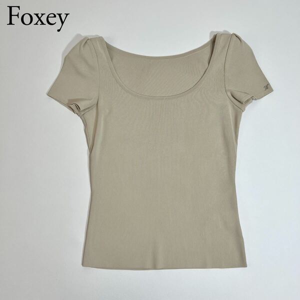 美品 FOXEY NEW YORK フォクシーニューヨーク ニット ジュリビーンセーター ロゴプレート トップス パウダーベージュ 半袖 40 レディース