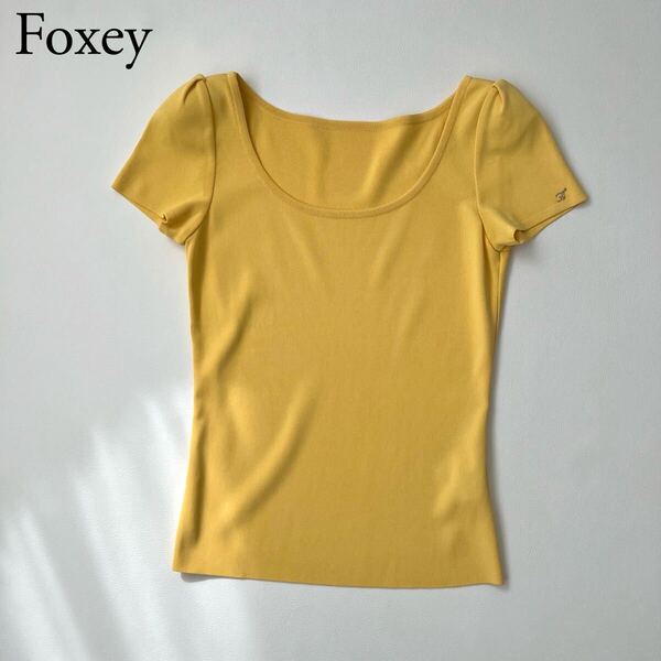 美品 FOXEY NEW YORK フォクシーニューヨーク ニット ジュリビーンセーター ロゴプレート トップス マリーゴールド 半袖 38 レディース