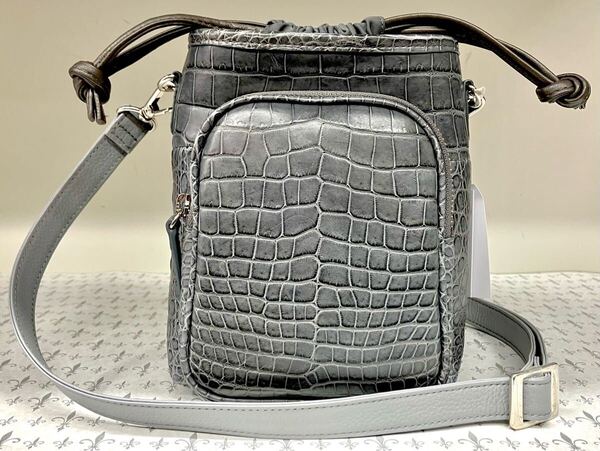 クロコダイル、ワニ革使いの斜め掛けショルダーバック、艶消しマットのグレー 00473223