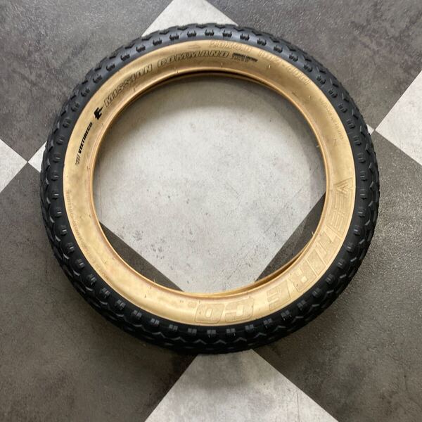 【中古品・美品】Vee Tire Mission Command 20インチ×4.0_ナチュラルウォール / ファットタイヤ