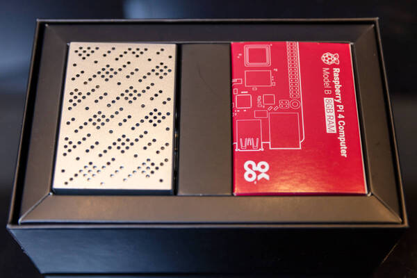 【3点セット】Raspberry Pi4(ラズベリーパイ) Model B 8GBスターターキット + 5インチモニター + Ewin タッチパッド付ミニ キーボード