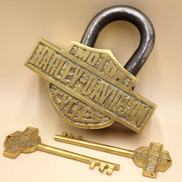 ハーレーダビッドソンの南京錠 米国入手♪ 鍵 0.5キロ 真鍮製 Harley-Davidson Padlock 重量感 ロック パドロック ガレージ ハンドルロック