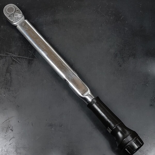 中古品 東日製作所 TOHNICHI 12.7mm プリセット形 トルクレンチ QL200N4 トルク測定範囲40〜200N・m