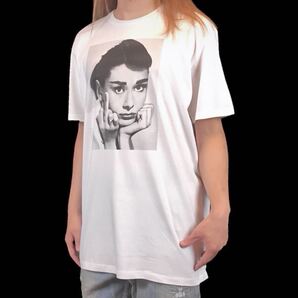 新品 オードリーヘプバーン ハリウッド黄金期 女優 FUCK YOU 挑発 中指立て ハンド ジェスチャー モノクロ Tシャツ ユニセックス Sサイズ