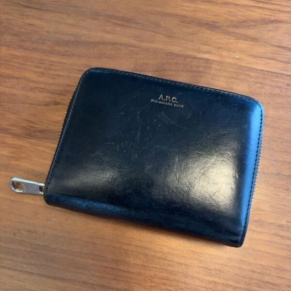 A.P.C.レザー ラウンドファスナー型コンパクトウォレット 折り財布