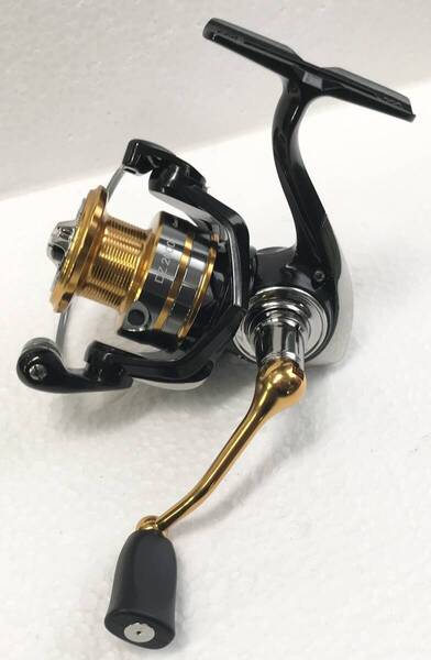 DEUKIOスピニングリールCROSSFIRES DZ2000☆送料無料☆新品未使用☆ブラックゴールド☆左右ハンドル変更可能☆225グラム☆アルミ合金☆