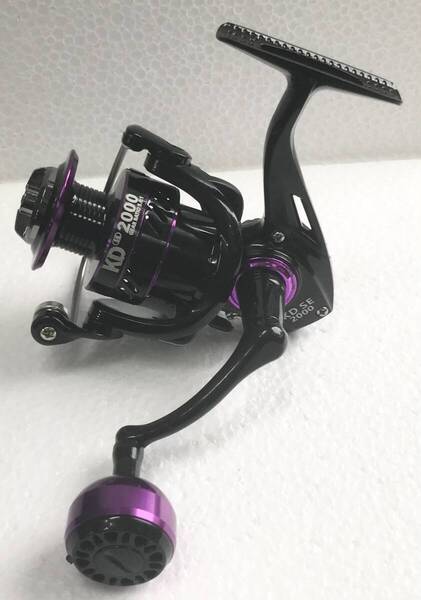 スピニングリールKD SE2000☆送料無料☆新品未使用☆ブラックパープル☆左右ハンドル変更可能☆ロータリーグリップ☆アルミ合金製☆