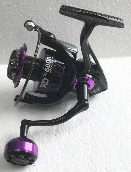 スピニングリールKD SE6000☆送料無料☆新品未使用☆ブラックパープル☆左右ハンドル変更可能☆ロータリーグリップ☆アルミ合金製☆