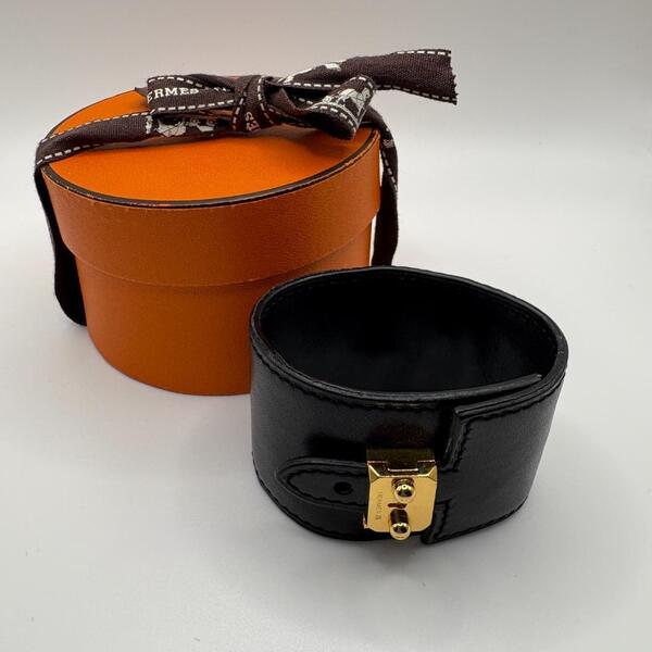 HERMES エルメス hermes Hermes Herms バングル ブレスレット 腕輪 レザー 黒 ブラック ゴールド 金 刻印