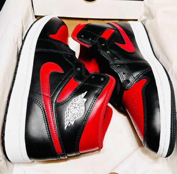 ☆送料込■新品28.0cm■ナイキ エア ジョーダン1MID ブラック/サミットホワイト/バーシティレッドAIR JORDAN 1 【定価.18700円】