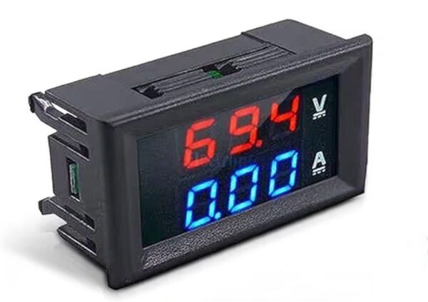 デジタル電圧計 電流計 パネル取付け型 10A DC0-100V 逆接続保護 高精度 0.1V 0.01A リード線付き