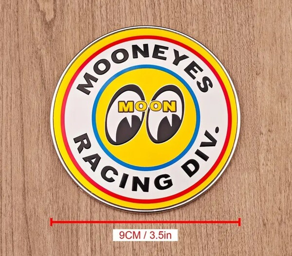 新品 イエロー ムーンアイズ エンブレム グリル バッジ MOONEYES ステッカー 直径9センチ グリルバッジ グリルエンブレム