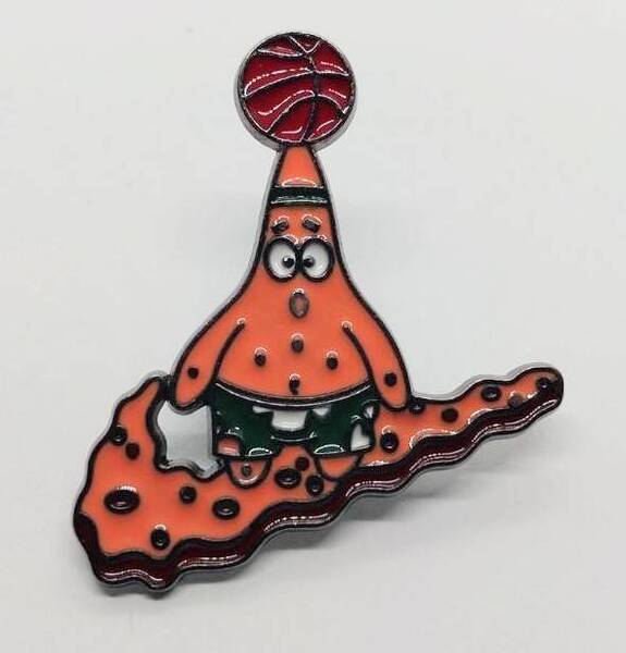 送料無料 スポンジ・ボブ パトリック バスケット ピンブローチ ピンズ PINS バッジ バッヂ アメリカン雑貨 スマアク