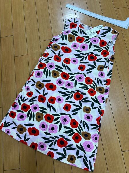 ☆タグ付き☆ 160㎝★ユニクロのマリメッココラボワンピース★赤花柄 マリメッコ マリメッコ 北欧 marimekko ノースリーブS S