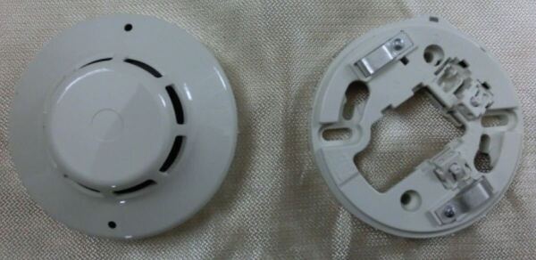 感知器ホーチキ光電式スポット型感知器 新品未使用 2022年製造、2種ヘッド×12セット SLV-2 取付ベース付