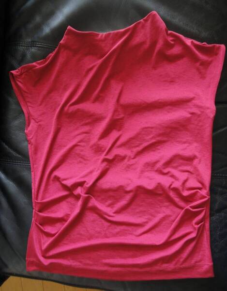 ◆新品同様SALE☆DoCLASSE*ドゥクラッセ*UVスラブ*渋赤系ファネルネックトップス*プチ半袖/ML*ウエストタック*冷感素材◆