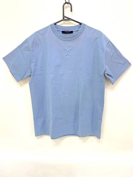 【即決/Mサイズ】 Louis Vuitton LV ロゴ Tシャツ エンボス RM232Q DT3 HNY55Y コットン100% ライトブルー ブルー系 ルイ・ヴィトン