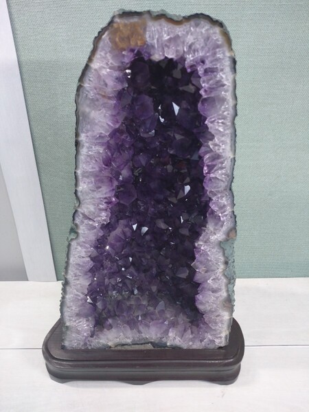 「送料無料」○ アメジストドーム 約11.5kg 台座付き 天然石 紫水晶 宝石 原石 鉱物 パワーストーン 置物 鑑賞 インテリア 紫 パープル