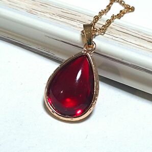 【賢者の石】深紅に燃えるレッドクリスタルのしずく型ネックレス
