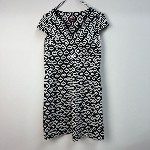 ♪ シネカノン Sinequanone フレンチスリーブ キーネック 総柄 白黒 ワンピース 膝上 ポケット有 36 幾何学 柄ワンピース レトロ