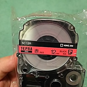 値下げ♪送料無料,手渡しで一部返金も可【即決】追加も可♪ 赤色 12mm 黒文字 SC12R テプラカートリッジ テプラテープ 4971660764204