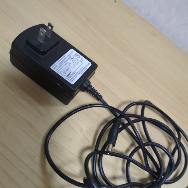 送料無料即決 OMRON オムロン ACアダプター YJS024Q-1202000J(HM-AC-141) OUTPUT:12V/2000mA マッサージ器 動作確認済