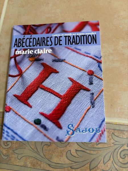 洋書 フランス刺繍 伝統的で美しいアルファベットデザイン マリー・クレール marie claire ABECEDAIRERS DE TRADITION