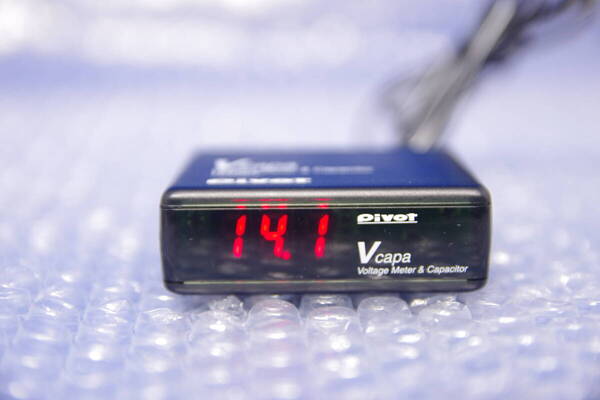 PIVOT Vcapa 安定装置付 電圧計 ピボット シガー電源 接続 デジタル キャパシター V capa Voltage Meter メーター