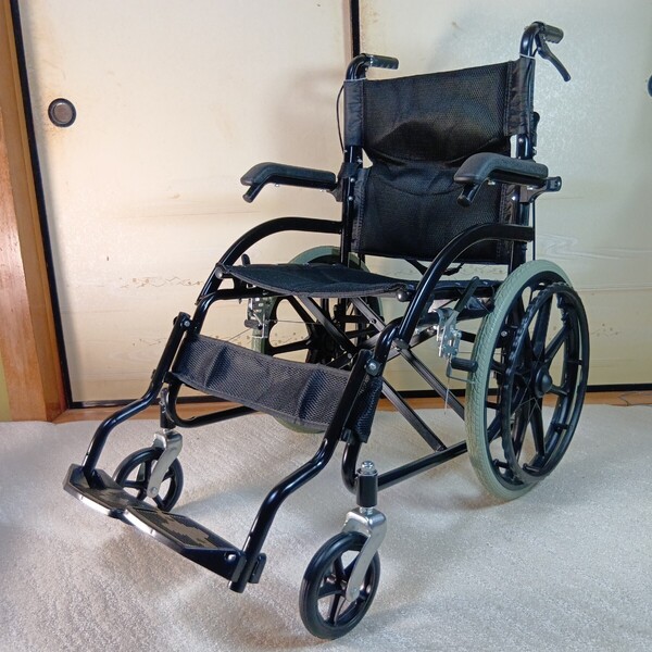 【美品】(送料無料)軽量 折りたたみ コンパクト アルミ合金 自走 介助 車いす 車イス 兼用 ブレーキ 介護 ノーパンク 【匿名配送】
