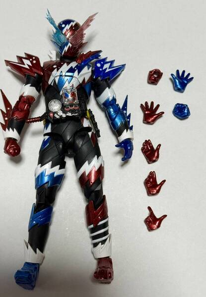 現状品 S.H.Figuarts 仮面ライダービルド ラビットタンクスパークリングフォーム / バンダイ 東映 フィギュアーツ