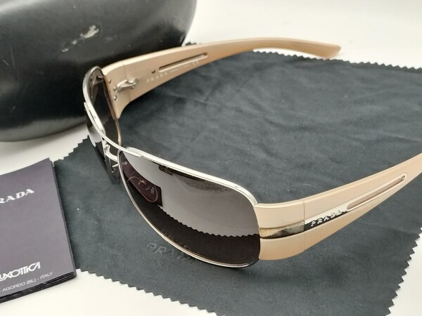 良品 PRADA プラダ サングラス ロゴ ベージュ シルバー SPR69H ケース付き