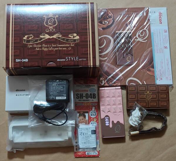 超美品! ドコモ Q-pot.携帯電話 SH-04B Melty Strawberry(P) ピンク チョコレート 板チョコモチーフ