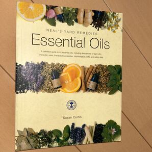エッセンシャルオイル Neal's Yard Remedies 洋書