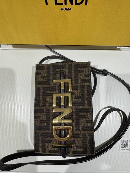 【レア】FENDI フェンディ スマホポーチ レザー ファブリック 美品 7AS192 ズッカ柄 茶