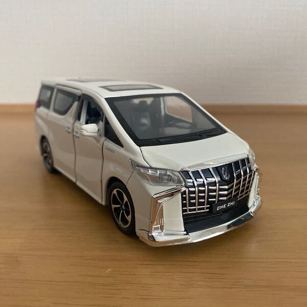 1:32 トヨタ・アルファード ミニカー 白