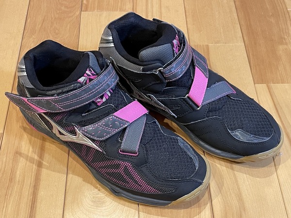 美品 ミズノ バレーボールシューズ 26.0cm ウェーブアルテミス4 MID ブラック/シルバー/ピンク MIZUNO V1GC185803