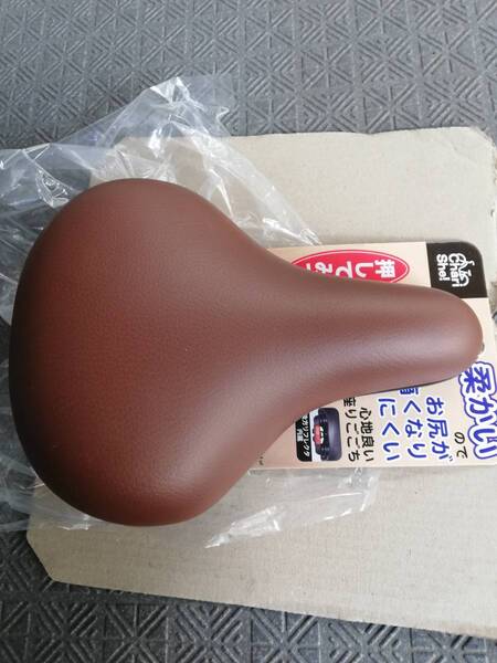 柔かいサドル アサヒサイクル製コンフォートモデル ブラウン 新品 後方リフレクタ内蔵 ママチャリ・シティ車・小径車