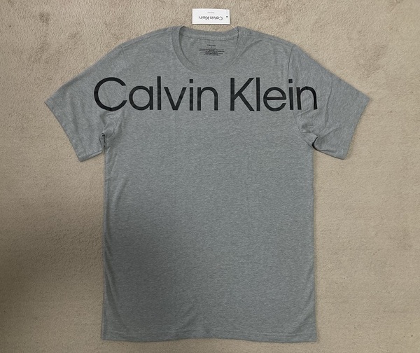 新品! カルバンクライン メンズ デカロゴ Tシャツ Mサイズ グレー/ブラック 灰黒 半袖 カットソー Calvin Klein