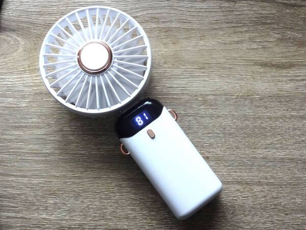 美品 ホワイト ハンディファン 充電式 デジタル表示 ポータブルファン