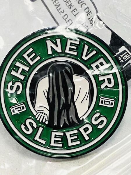 新品 送無★☆ピンバッジ スタバの様な貞子 リング 螺旋 ☆★カワイイ オシャレ ホラー コーヒー 珈琲 ハロウィン ピンバッチ ピンバッヂ