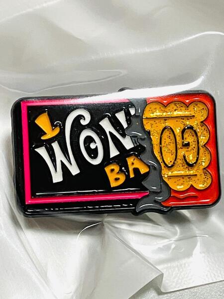 新品 送無★☆ピンバッジ チャーリーとチョコレート工場 イメージ★☆★カワイイ オシャレ ジョニーデップ ピンバッチ ピンバッヂ