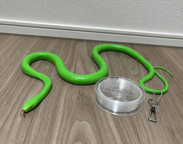 見切り品 【訳あり】 蛇のおもちゃ リアル いたずら クリップ ロープ ゴム製 蛇 ヘビ へび 玩具 スネーク ジョーク 鳥よけ 猫よけ