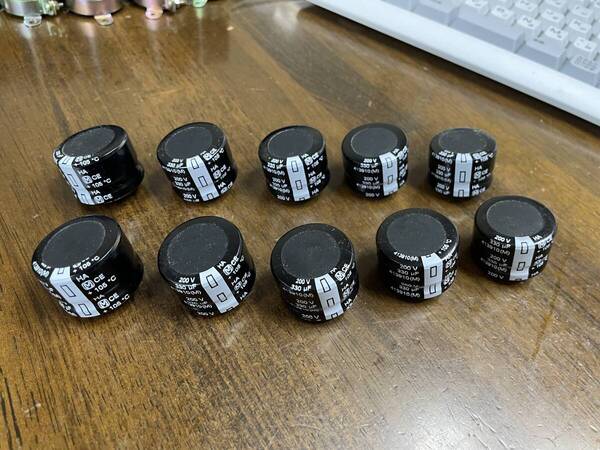 未使用 パナソニック (Panasonic) 基板自立形低頭タイプ アルミ 電解コンデンサー200V 330μF (105℃) 10個セット \1000即決 (送料無料!)